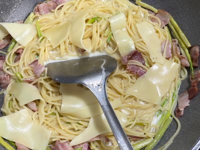 起司片撕塊加入
翻炒麵條