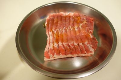 倒2小匙蜂蜜在豬肉片上，抓勻，蓋上保鮮膜放入冰箱冷藏10分鐘。(豬肉片如果太長要先將肉片切半)。