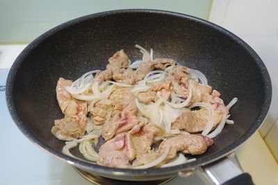 把肉片炒散後加入洋蔥繼續炒。