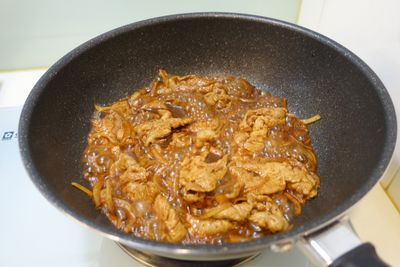 等肉片變色了，加入調好的醬料，開大火煮到醬汁略為收乾。