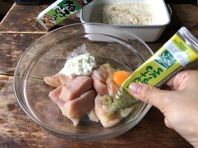 雞胸肉切成柳條狀，加入S&amp;B柚子青辣椒醬、原味優格、雞蛋、檸檬汁和現磨胡椒粉醃漬約30分鐘入味。