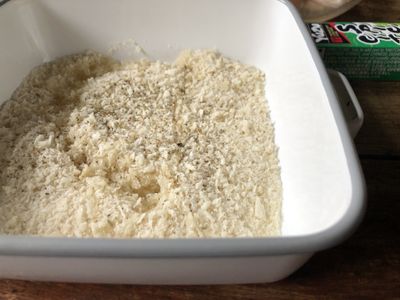 麵包粉加入義大利香料與橄欖油拌勻。