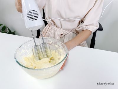發酵奶油&amp;糖攪拌，至發白