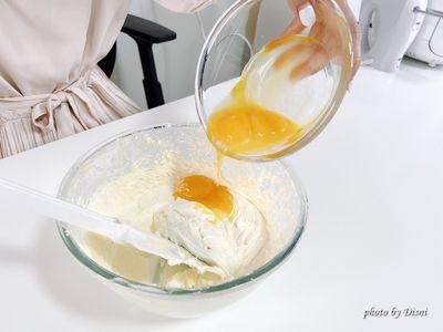 分兩次加入蛋黃，拌勻