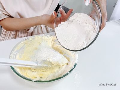 加入麵粉做成麵團