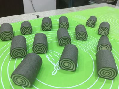 壓好的長方形麵皮表面噴水以利黏合,
捲成圓柱體後,拿張名片切割成🔪一樣的寬度。