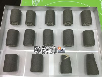 烤箱內放杯熱水,(縮短髮酵時間)
將饅頭放入烤箱發酵(任何密閉空間都可以,㊙️放杯熱水可以縮短時間),
今天花了20分鐘⏰發酵。(視天氣溫度狀況會有所不同)
發酵前後最好拍照📸比對大小,
等發酵的時間⏰先去煮鍋熱水,(水滾先關火)我會從熱水開始煮。