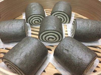 發酵好的饅頭依序放入蒸籠,(竹蒸籠或是不銹鋼的蒸籠都可以)
二個饅頭之間要間隔半個饅頭的距離,
用中火蒸12~14分鐘⏰左右,
時間到關火 🔥,把整個蒸籠移到旁邊,
等個幾分鐘⏰再來打開蒸籠蓋。此為完成圖。