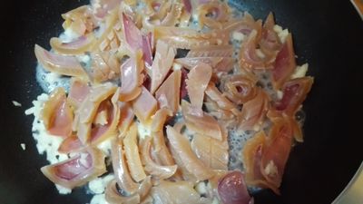 起油鍋，下蒜末爆香；下魷魚片炒熟。