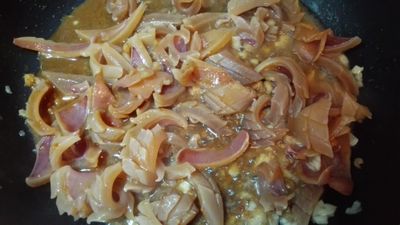 下沙茶、米酒、醬油、糖拌炒均勻，盛盤備用。