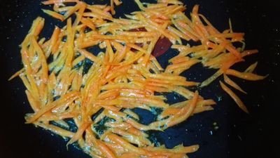 起油鍋，下紅蘿蔔絲，炒至軟熟。