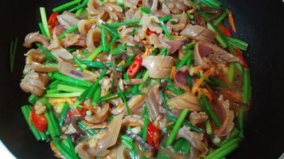 下魷魚，拌炒均勻，以鹽調味後，即可盛盤完成。