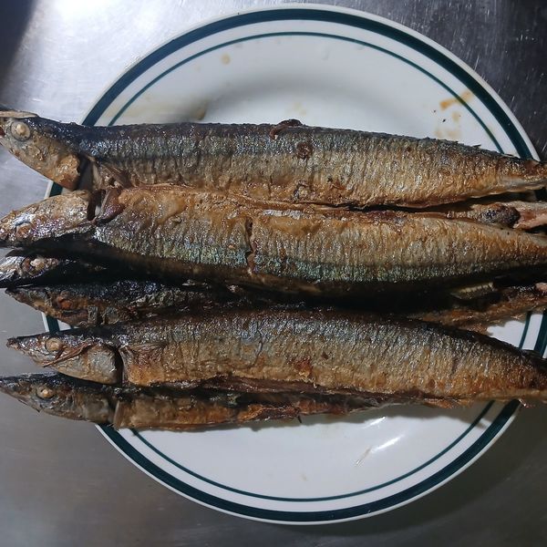 煎秋刀魚。