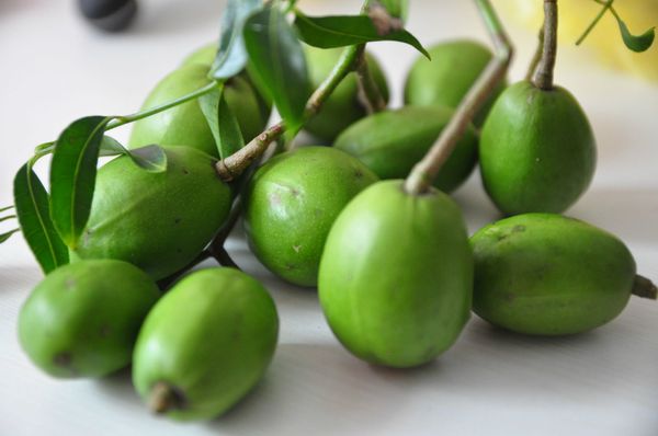 將鮮橄欖用水沖洗乾淨