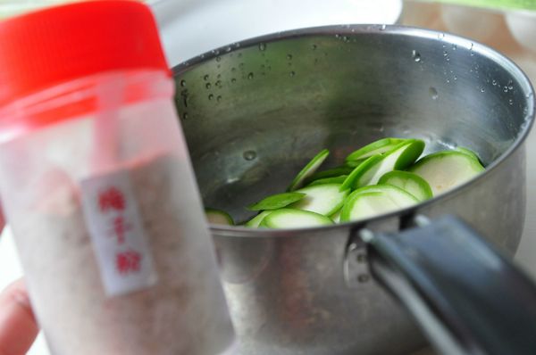 適量的灑入先橄欖片上，輕輕的攪拌