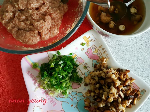 先用水泡浸乾燥香菇至軟身然後切丁（使用現成超市賣的也可以，但就不用水泡浸）。泡浸過香菇的水不要倒掉，留待備用。