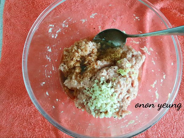 先把4-5湯匙泡浸過香菇的水加入豬肉裡攪拌讓豬肉吸飽水份攪拌到有黏性。把薑泥、蒜末、調味料混和拌進豬肉裡拌勻。