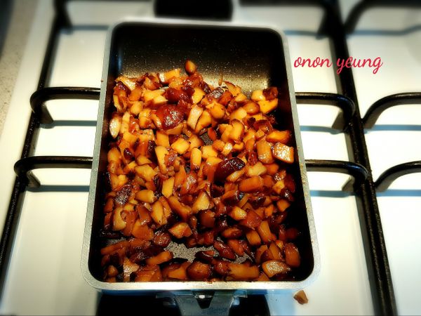 下油爆炒香菇，加入少許醬油、鹽、糖和蠔油把香菇爆炒到有聞到香氣，待涼。