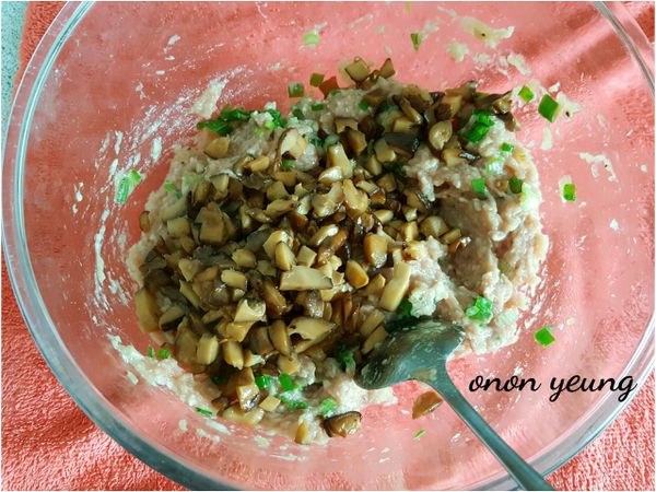 然後把炒香的香菇加入豬肉裡，最後，才加入蔥花、少許的太白粉和橄欖油攪拌好。