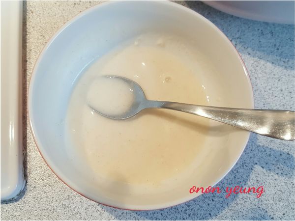 把1湯匙的麵粉混和1碗的食用水攪拌成麵粉水，備用。