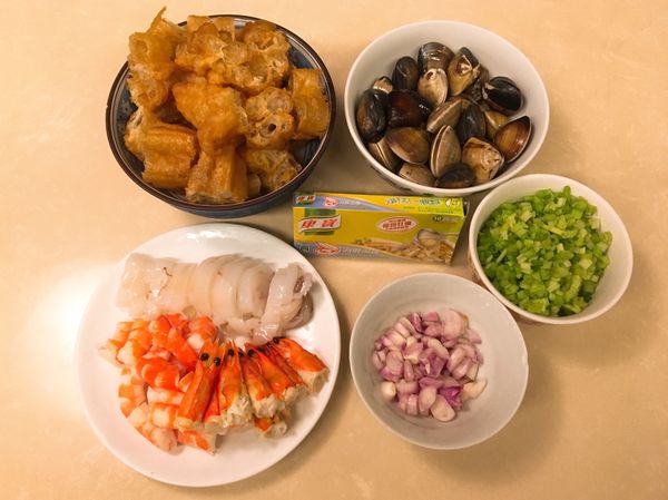 準備食材：
花枝切成小圈、蝦子為方便食用將頭身分開(蝦頭事先剪開清洗)、芹菜切末