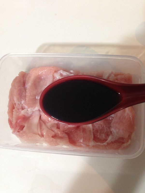 先加入1匙淬釀醬油。