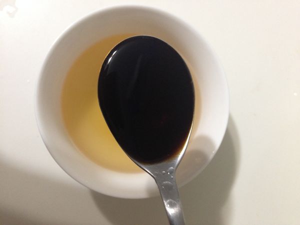 再高湯裡加入淬釀醬油。