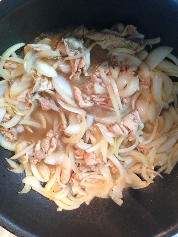 再加入高湯，然後倒入蛋汁，接著關火。