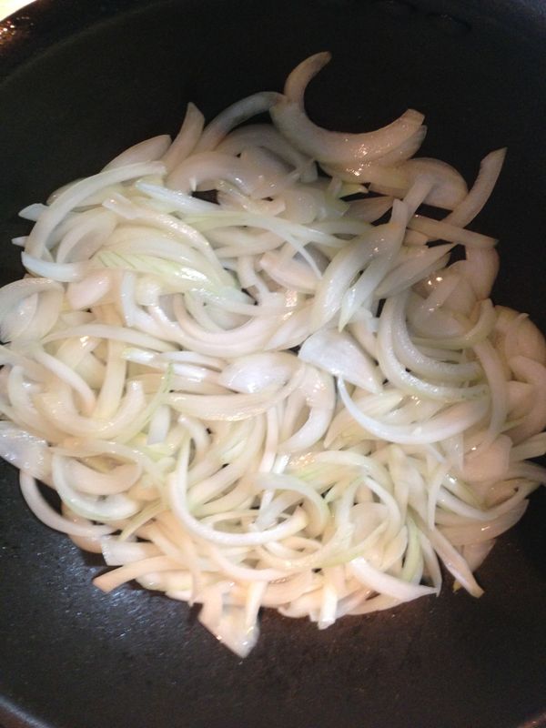 先熱油鍋，加洋蔥，炒至微焦。