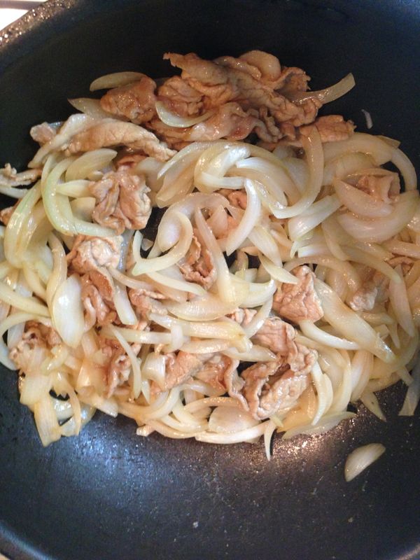 在加入醃好的五花肉，炒一段時間。