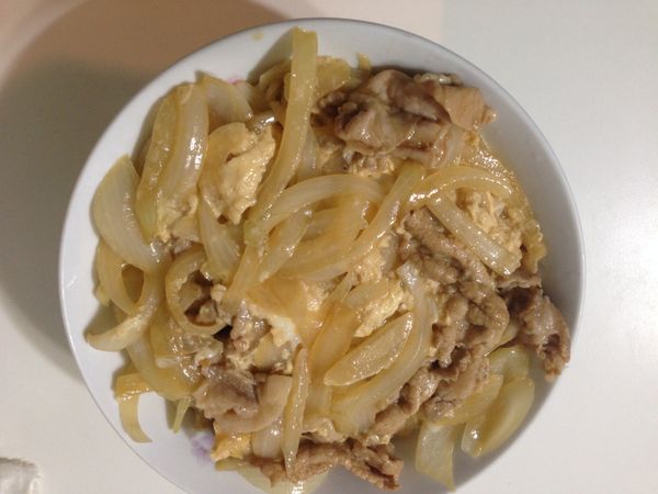 放上飯上，日式醬油豬肉丼飯就完成了。