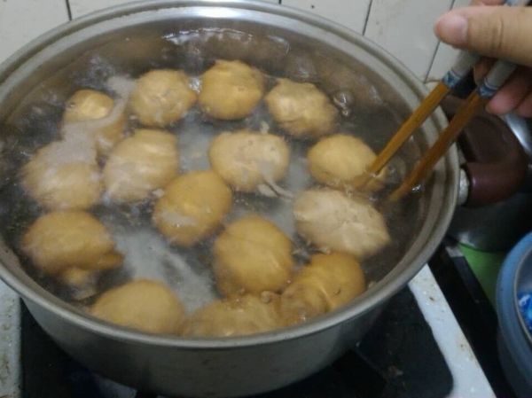 請小心將蛋攪拌如圖(這樣可以讓蛋黃在正中間)，時間到立刻撈起泡入冰水中。

盡量用水流帶動蛋滾動～不要太大力蛋殼會破

冷卻冰水或冷水使用飲用水， 不是全熟的蛋所以怕污染！！