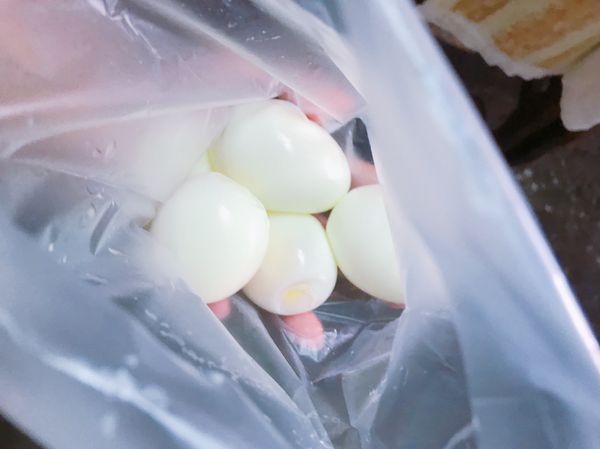 確定蛋冷卻之後才跟冷卻的醬汁一同放入冰箱

浸泡滷汁可以使用密封保鮮盒或是塑膠袋， 煮滷汁之前可以先做測量， 才不會不小心煮太多， 如果使用密封保鮮盒的話 要記得反放+正放 讓蛋完全每一面都浸到滷汁。