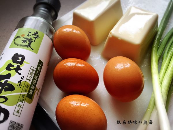 準備食材，嫩豆腐、雞蛋、蔥和醬油。