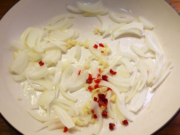 續原鍋, 放入[爆香材料]翻炒均勻接觸油末