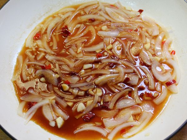 待洋蔥呈透狀, 倒入[調味料]煮勻