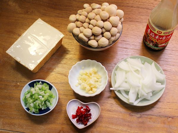 豆腐切厚片; 鴻喜菇去除底部剝散; 蒜頭去除外膜、紅辣椒去籽切末