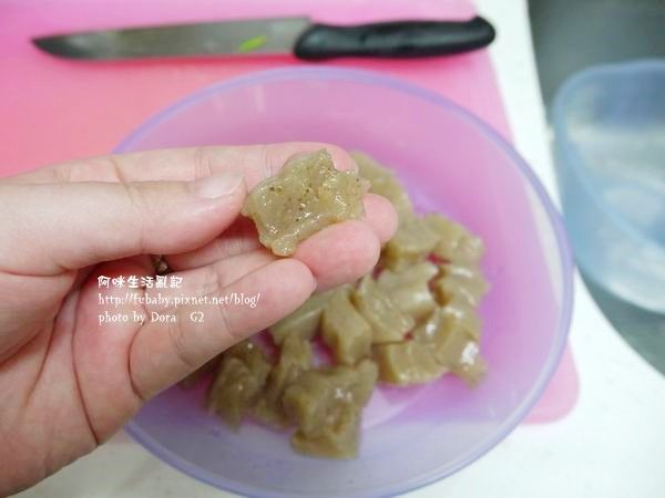 將各樣蔬菜洗淨後、切成適當大小。蒟蒻則是用手剝成同等大小塊狀。