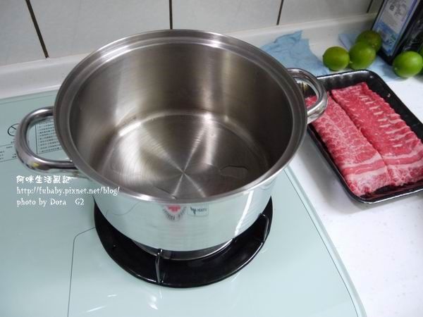 在鍋內放油，先將牛肉薄片直接下鍋炒至變色後，加入米酒去腥、並增添香氣。