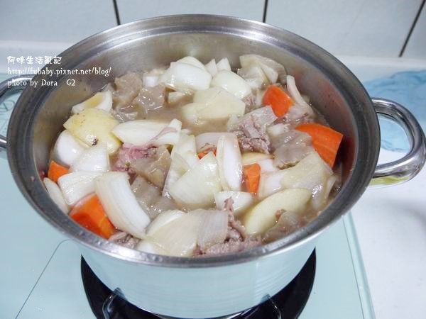 之後再將馬鈴薯、洋蔥跟紅蘿蔔一起下鍋，拌炒後，最後加入蒟蒻，然後再加入醬油炒香材料，之後加入味醂、並加入水（水量比食材來得少一些，大概是食材的8～9分滿），然後就可以慢慢燉煮。