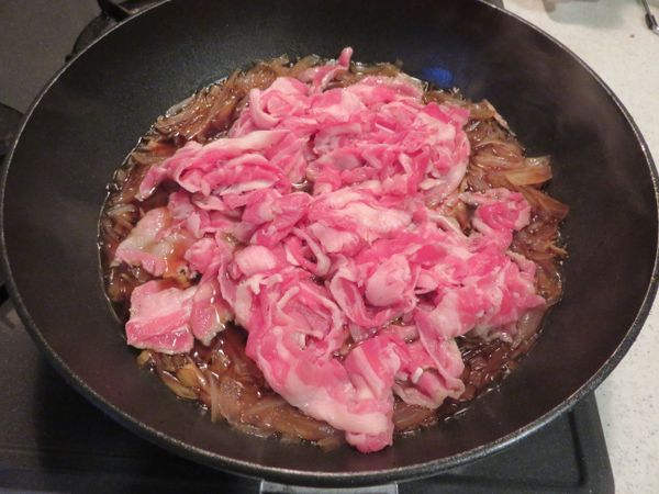 放入牛五花肉，用筷子攪拌一下，熟了就可以。
注意不要煮的太老了。