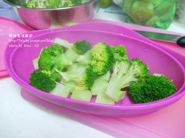 在燉煮時，可以開始處理花椰菜。
將花椰菜放入耐熱器皿內，放進微波爐內微波至熟，即可。
如果不喜歡用微波爐的人，可以煮鍋水、燙熟也可。
之後將花椰菜放一旁，備用。