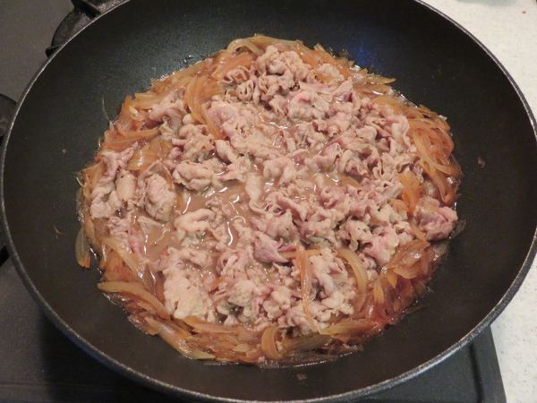 完成後，盛上一大碗白飯，再盛入煮好的湯料，
就是一碗好吃的牛丼了。