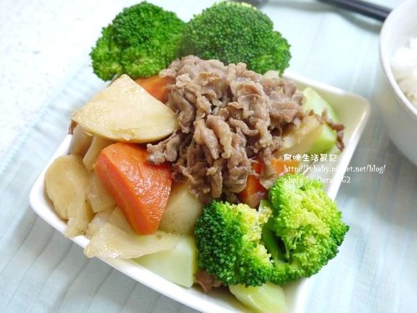 最後，等到食材煮到熟透，拿筷子穿刺馬鈴薯跟紅蘿蔔都可以輕易透過時，就OK啦！！
把馬鈴薯燉肉盛盤、旁邊放上花椰菜，最後淋上燉煮醬汁即可。