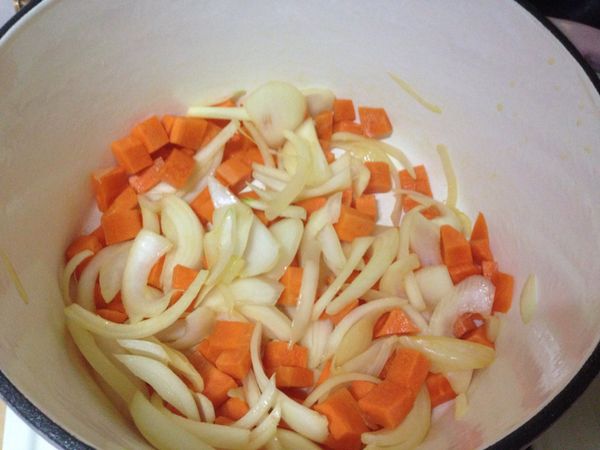 將少許奶油拌炒溶化，加入已切好的洋蔥爆香隨後加入切丁的蘿蔔。