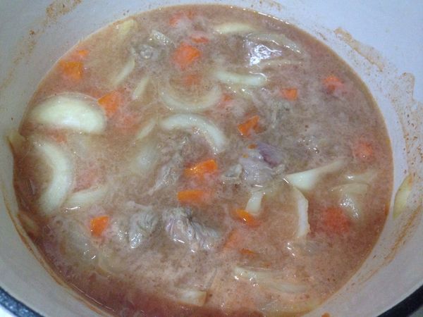 文火煮約15分鐘，開蓋先撈出雜質，然後入高麗菜，再悶煮10分鐘。