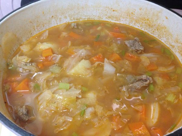 試湯頭，加入鹽、檸檬汁、黑胡椒調味以及少許芹菜點綴即完成。