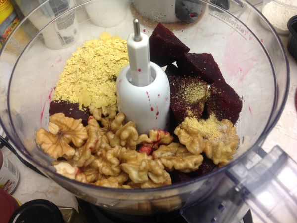 將煮軟的甜菜根,核桃和所有材料放入食物調理機中絞碎並混和均勻,請根據個人的口味適度的加入一些胡椒和鹽巴