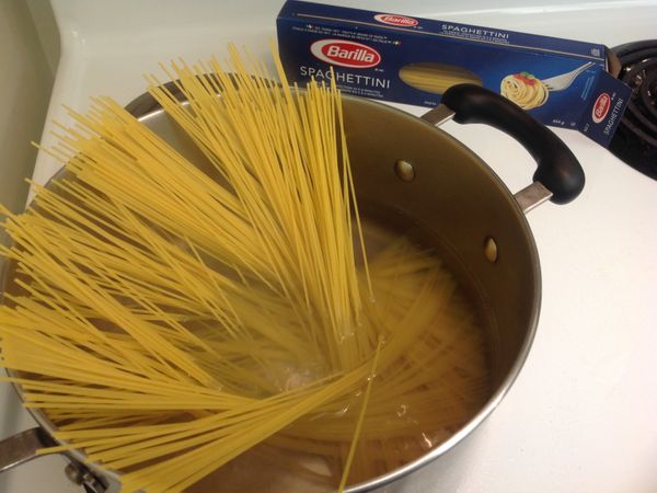 煮一鍋滾水放入少許鹽,義大利麵照包裝指示煮熟, 煮麵的水預留約200ml