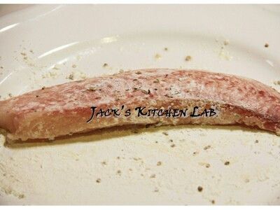 先將魚肉沖洗過後，用紙巾擦拭乾淨，雙面抹鹽、黑胡椒&amp;些許白酒,，醃漬約20～30分鐘，裹上薄薄的麵粉於表面。